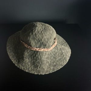 Anthropologie hat one size 100% cotton very cute lightly worn Gardening or beach